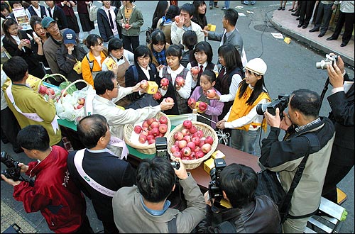 오랜만에 열리는 보기 좋은 행사에 기자들의 취재열기도 뜨거웠다 